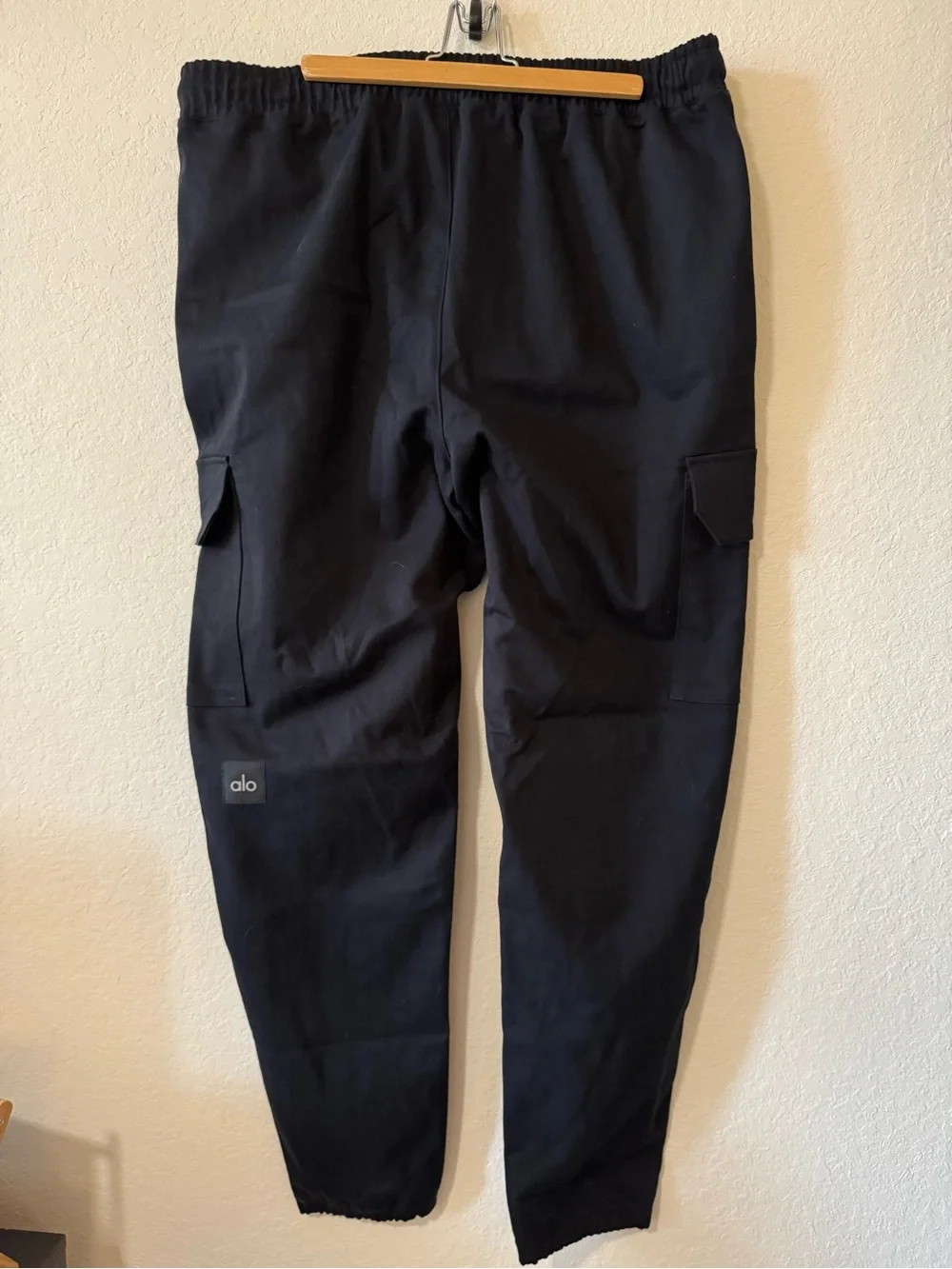 Alo Yoga Women's Black Cargo Jogger Pants - Elastic Waist & Ankle - Picture 2 of 7